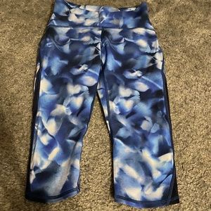 Lululemon capris size 6